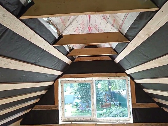 Обзор бани в чашу 5 на 4 с террасой и мансардой. Обзор бани в чашу 5 на 4 с террасой и мансардой.